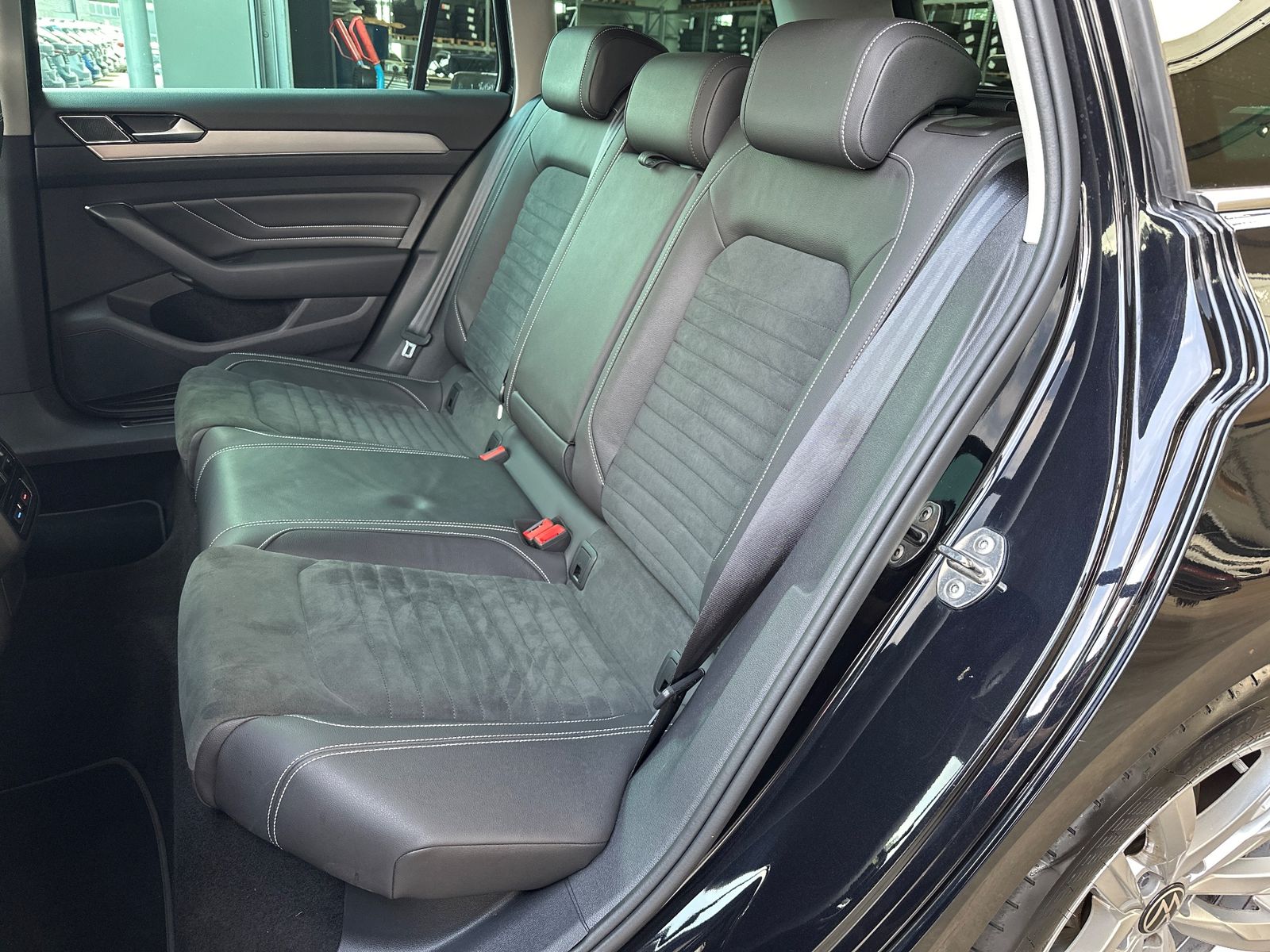 Fahrzeugabbildung Volkswagen Passat Variant Elegance NAV+IQ-LIGHT+ACC+360°+VC