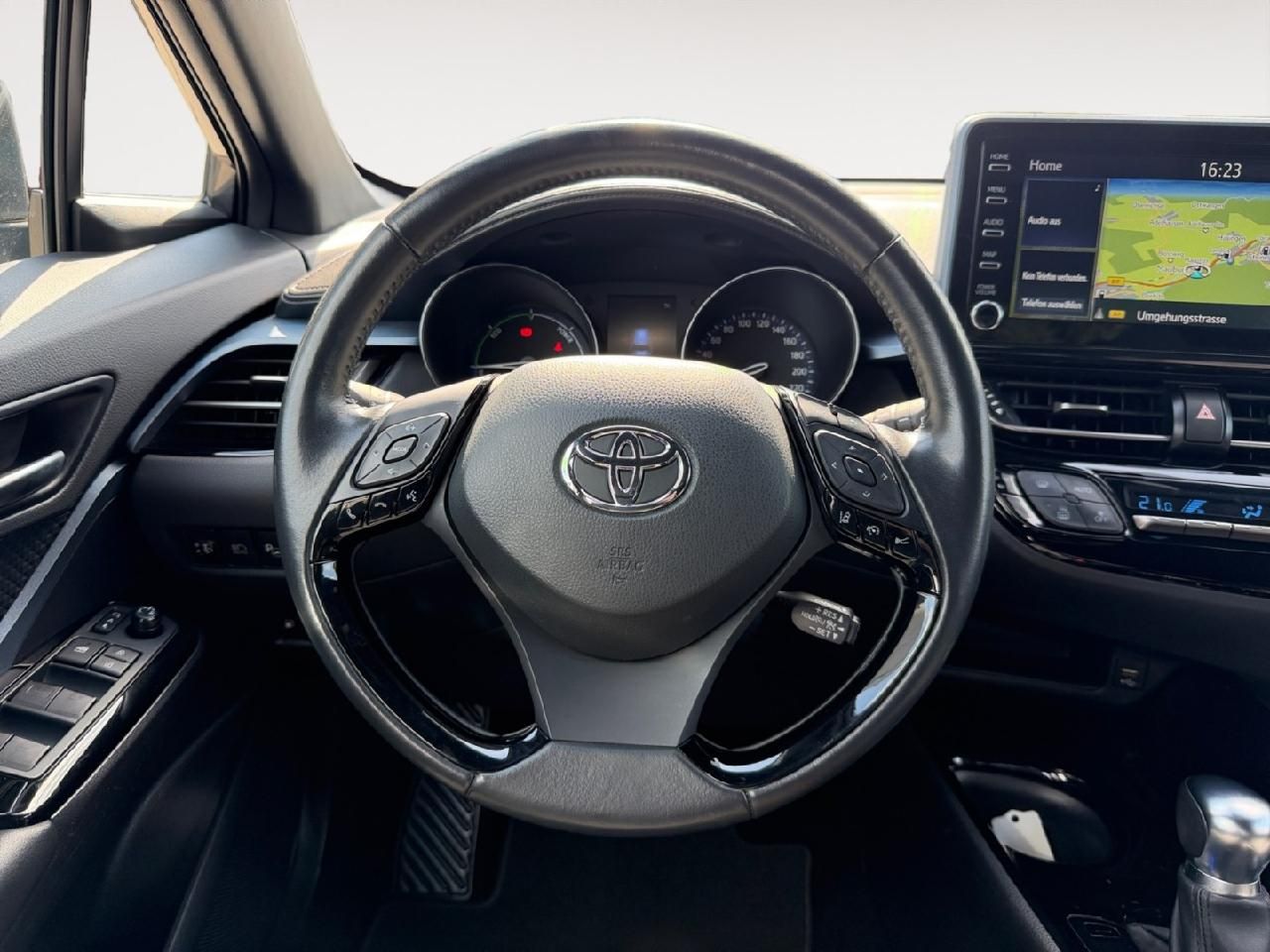 Fahrzeugabbildung Toyota C-HR Hybrid Team D