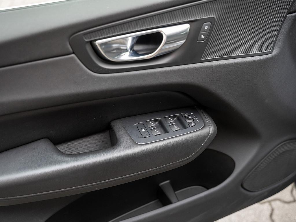 Volvo XC60 B4 Momentum Pro LED SCHEINWERFER ACC KAMERA