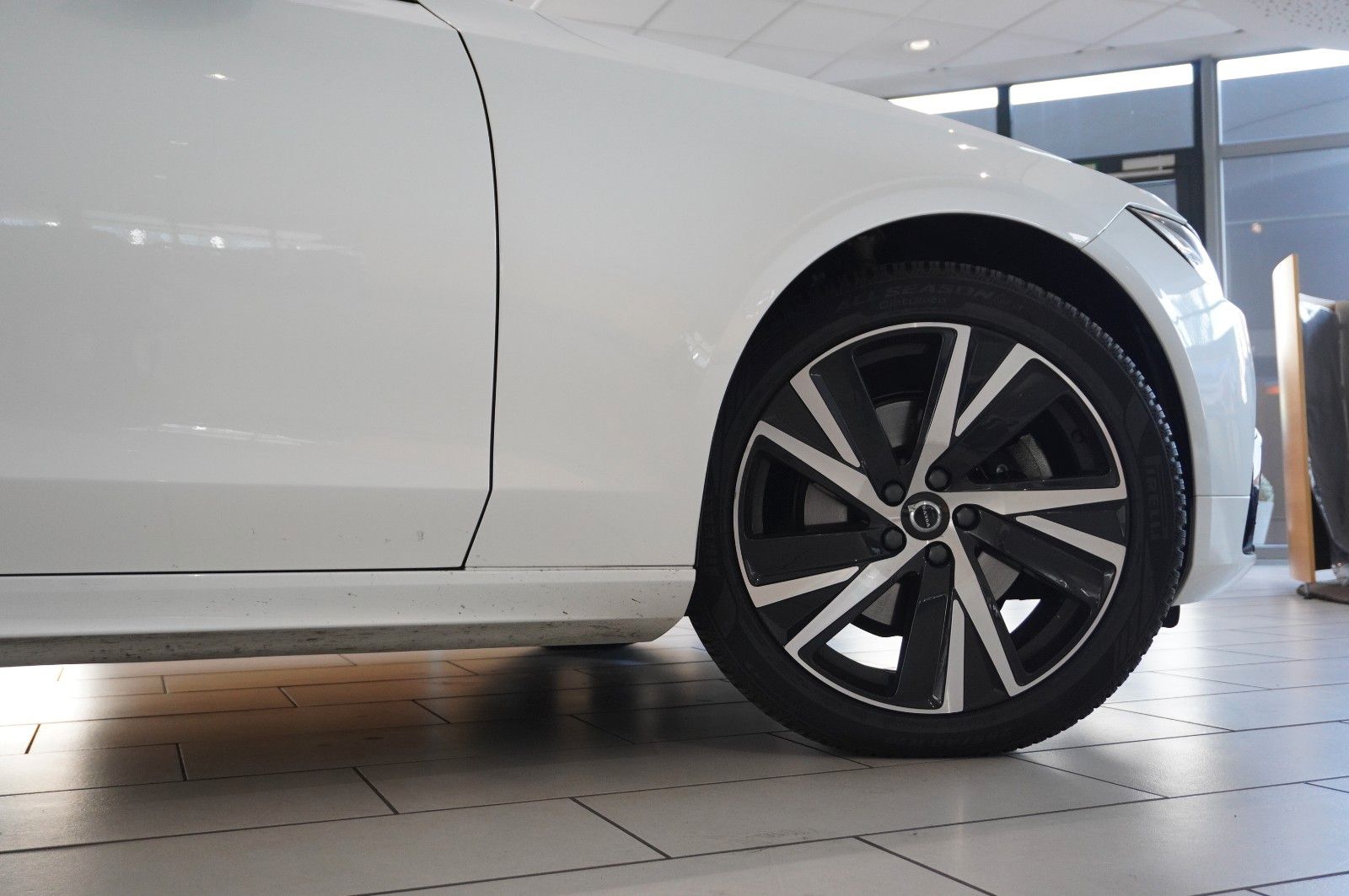 Fahrzeugabbildung Volvo V90 Kombi B4 PLUS DARK NAVI/LED/KAMERA/PANO./H&K