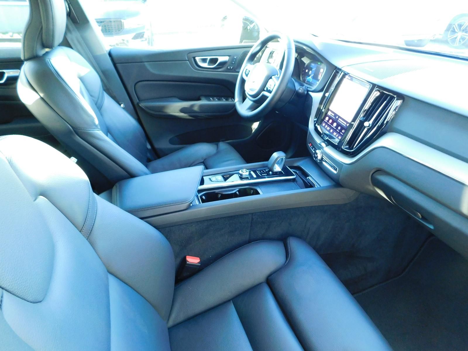 Fahrzeugabbildung Volvo XC60 B4 D AWD Plus Dark