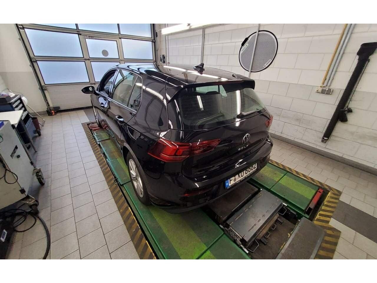 Volkswagen Golf VIII 2.0 TDI Life ACC HuD Navi RKam AUT foto 2
