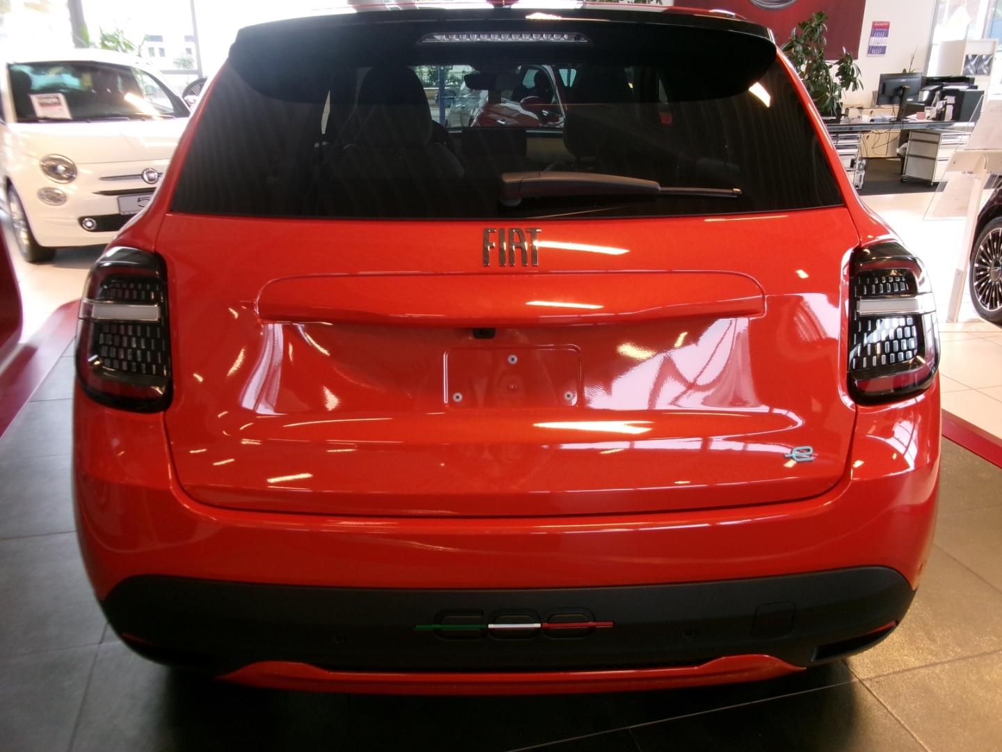 Fiat 600e La Prima Navi Leder LED ACC El. Heckklappe 