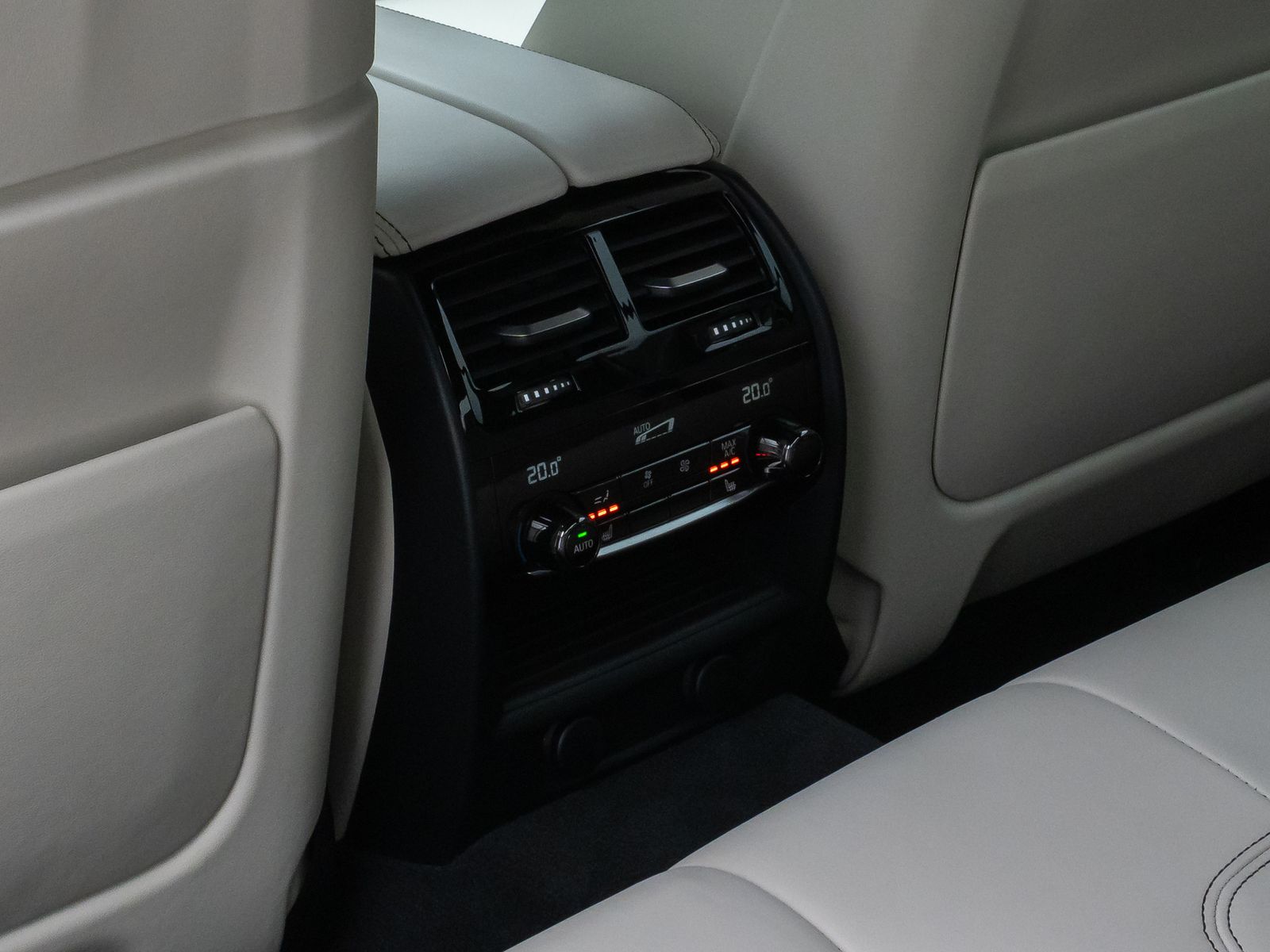 Fahrzeugabbildung BMW M5 xD 360°HUD DAB B&W SoftCl Massage Komfort