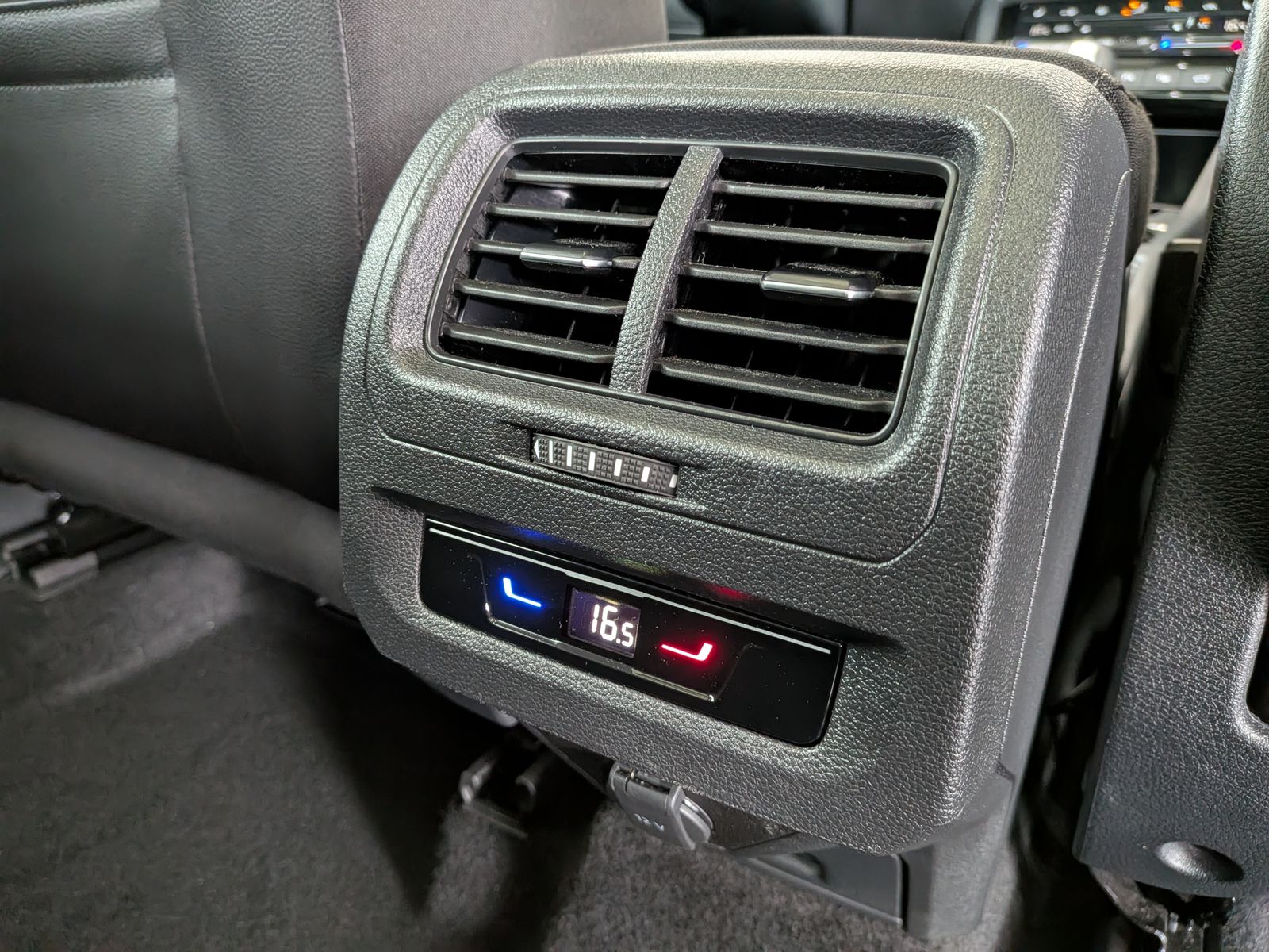 Fahrzeugabbildung Volkswagen Touran 2.0 DSG R-Line High Pano 7-Si IQ AHK VOLL
