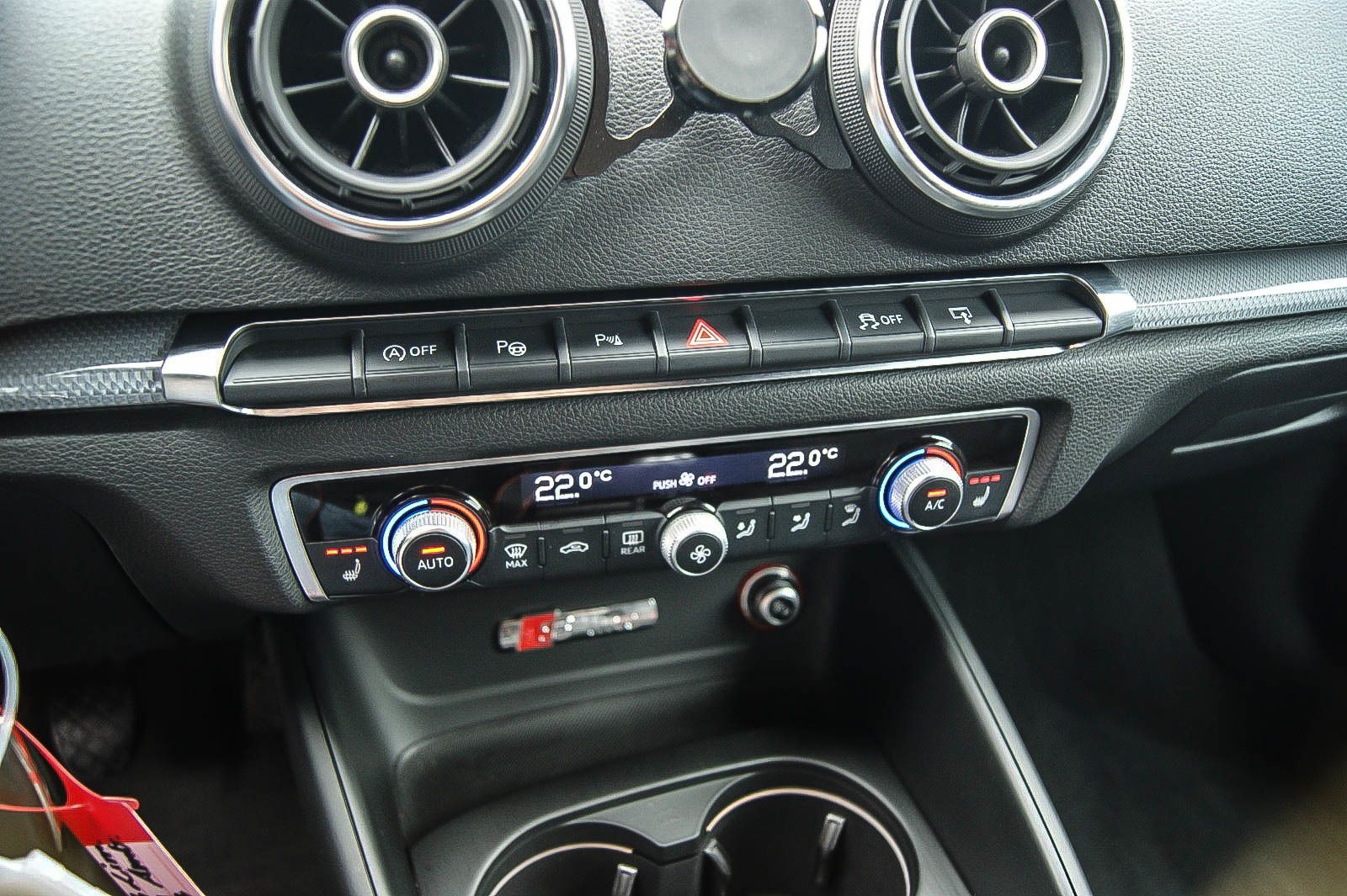 Fahrzeugabbildung Audi A3 Limousine 1.4 TFSI S-LINE NAVIGATION XENON 18