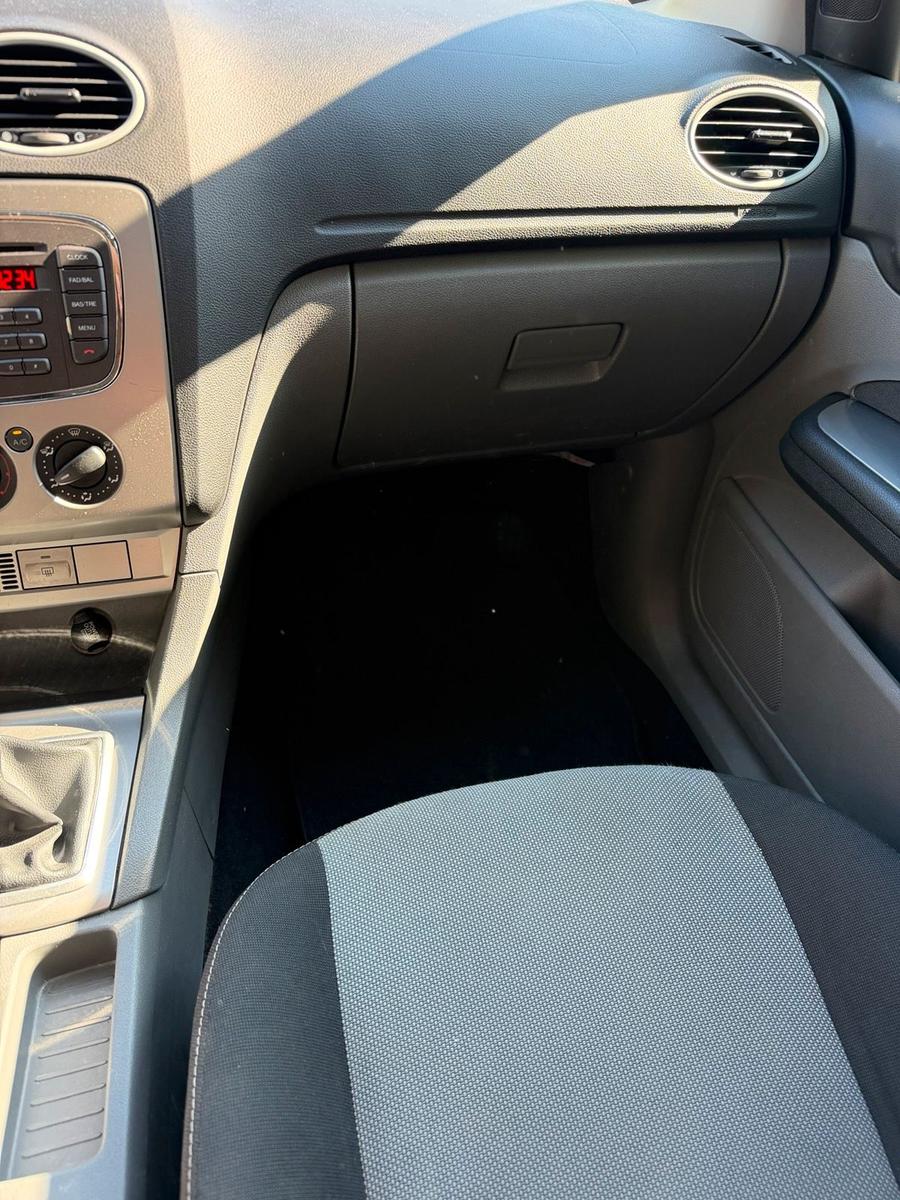 Ford Focus 2010 — photo 11
