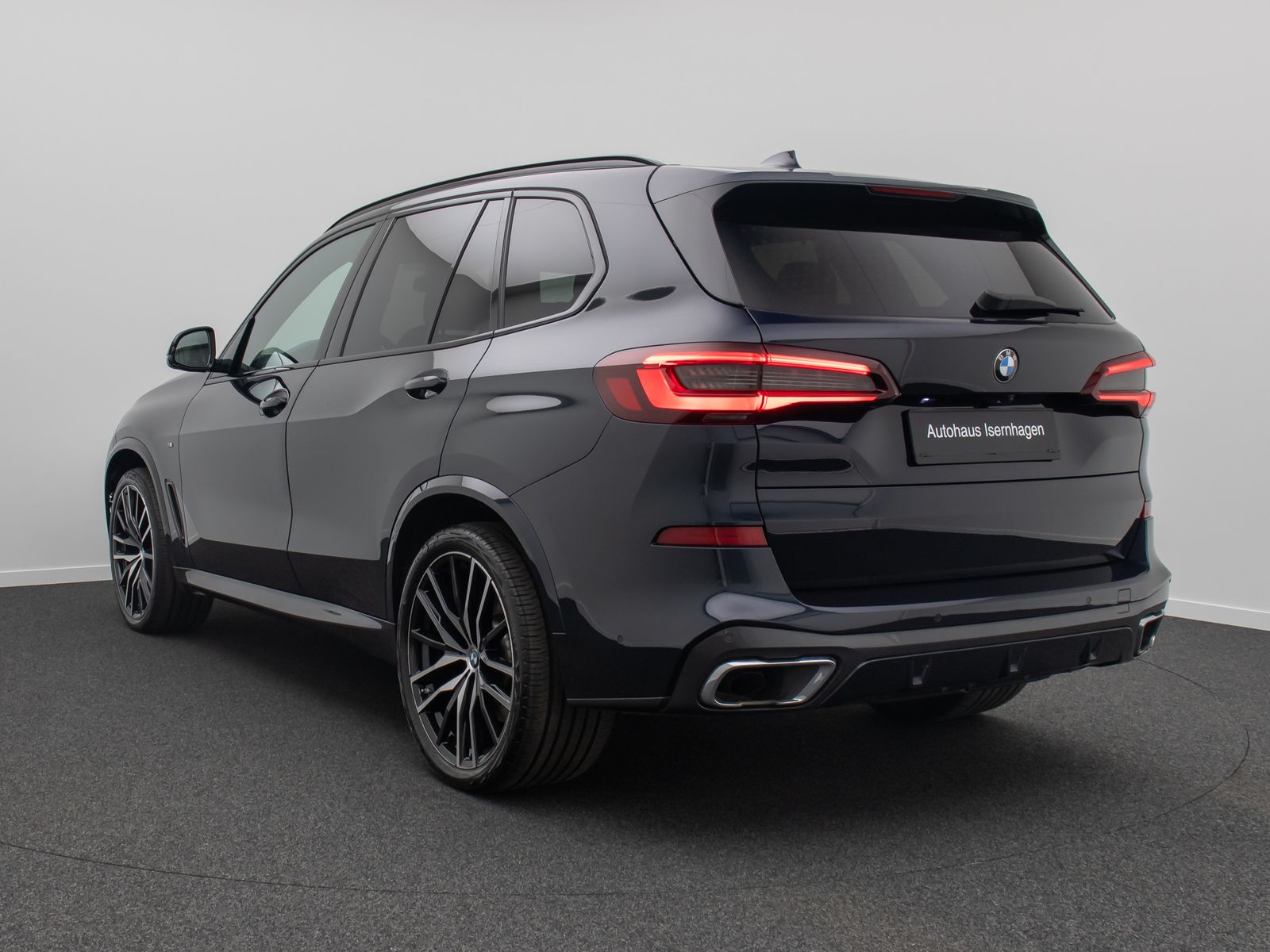 Fahrzeugabbildung BMW X5 xD40d M Sport Panorama Kamera HUD DAB B&W 22"