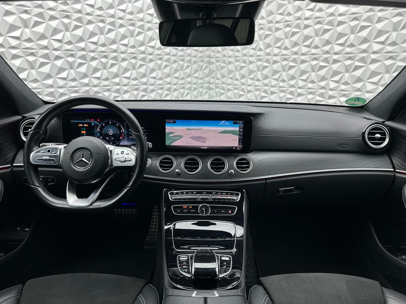 Fahrzeugabbildung Mercedes-Benz E 400d AMG/4MATIC/DISTRO/PANO/AHK/360°/MBUX/DAB+