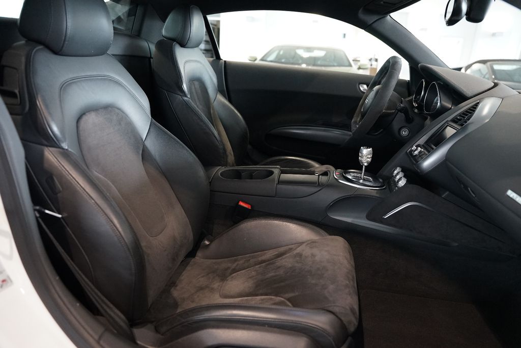 AUDI R8 Coupe 4.2 FSI quattro | Manual transmission AUDI R8 Coupe 4.2 FSI quattro | Manual transmission