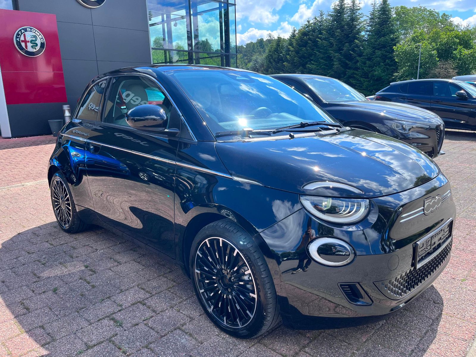 Fahrzeugabbildung Fiat 500E La Prima