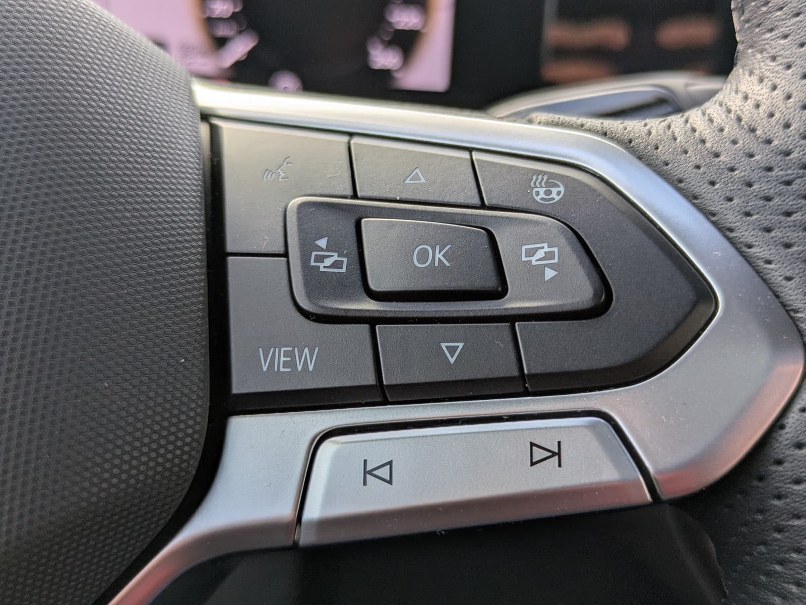 Fahrzeugabbildung Volkswagen Tiguan 2.0 TDI 4M R-Line PANO*H&K*AHK*MATRIX*20"