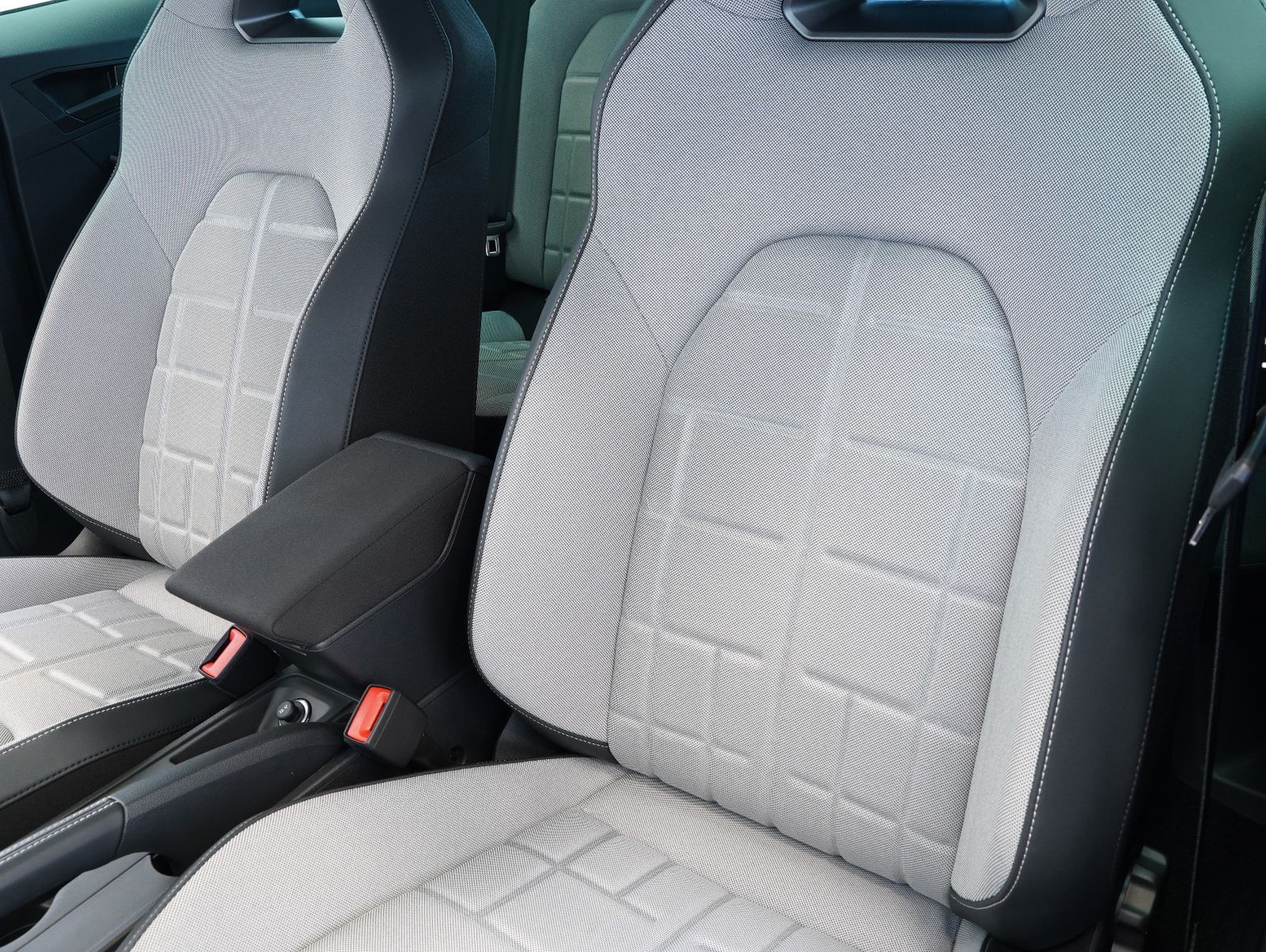 Fahrzeugabbildung SEAT Arona 1.5 TSI 110 kW FR Black Edition