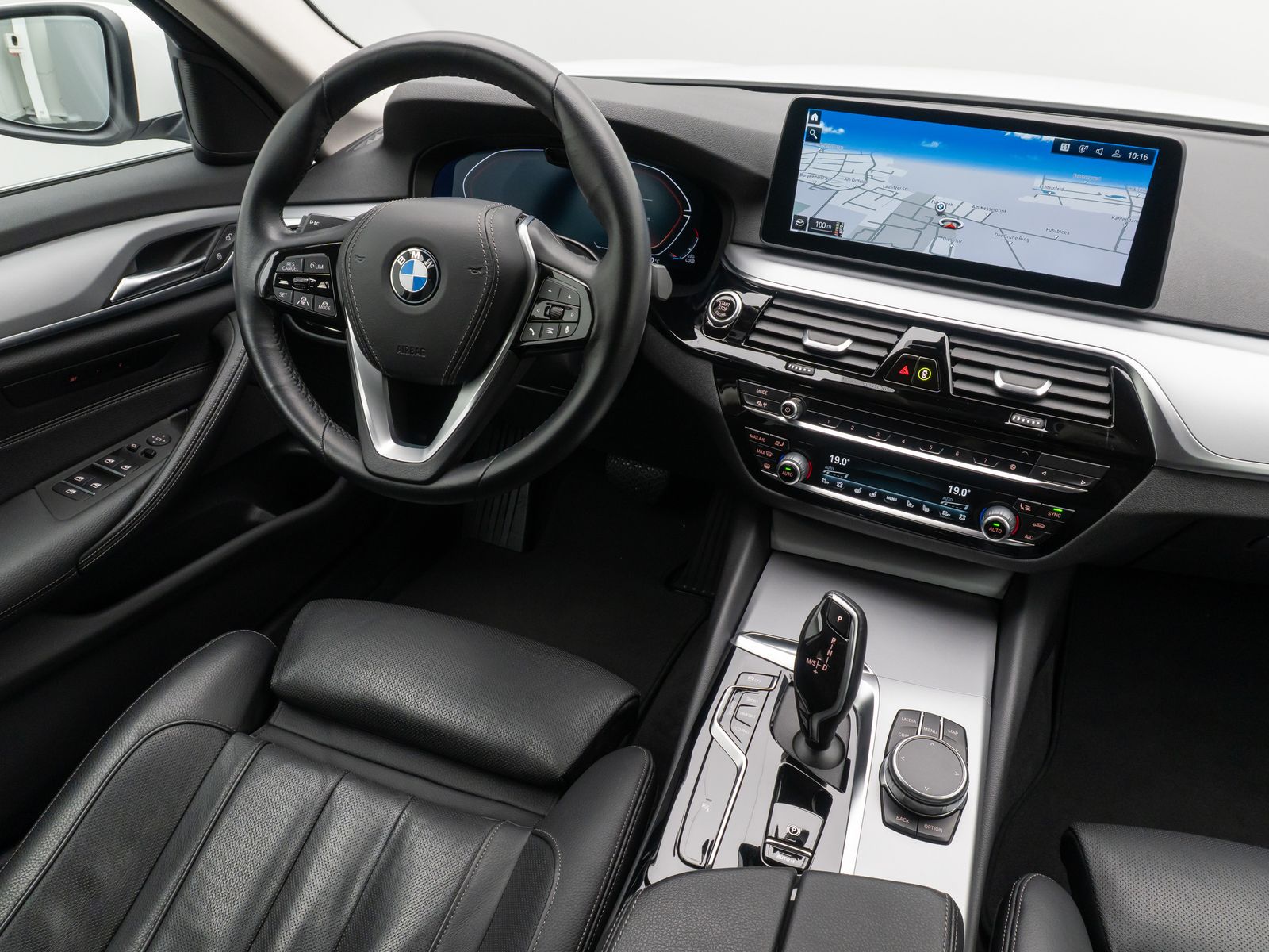 Fahrzeugabbildung BMW 520d xD Alarm DAB Kamera HiFi Belüftung Komfort