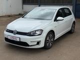 Volkswagen Golf VII Lim. e-Golf*LED*ACC*Schnellade - mit Elektro-Antrieb: Standheizung, Limousine