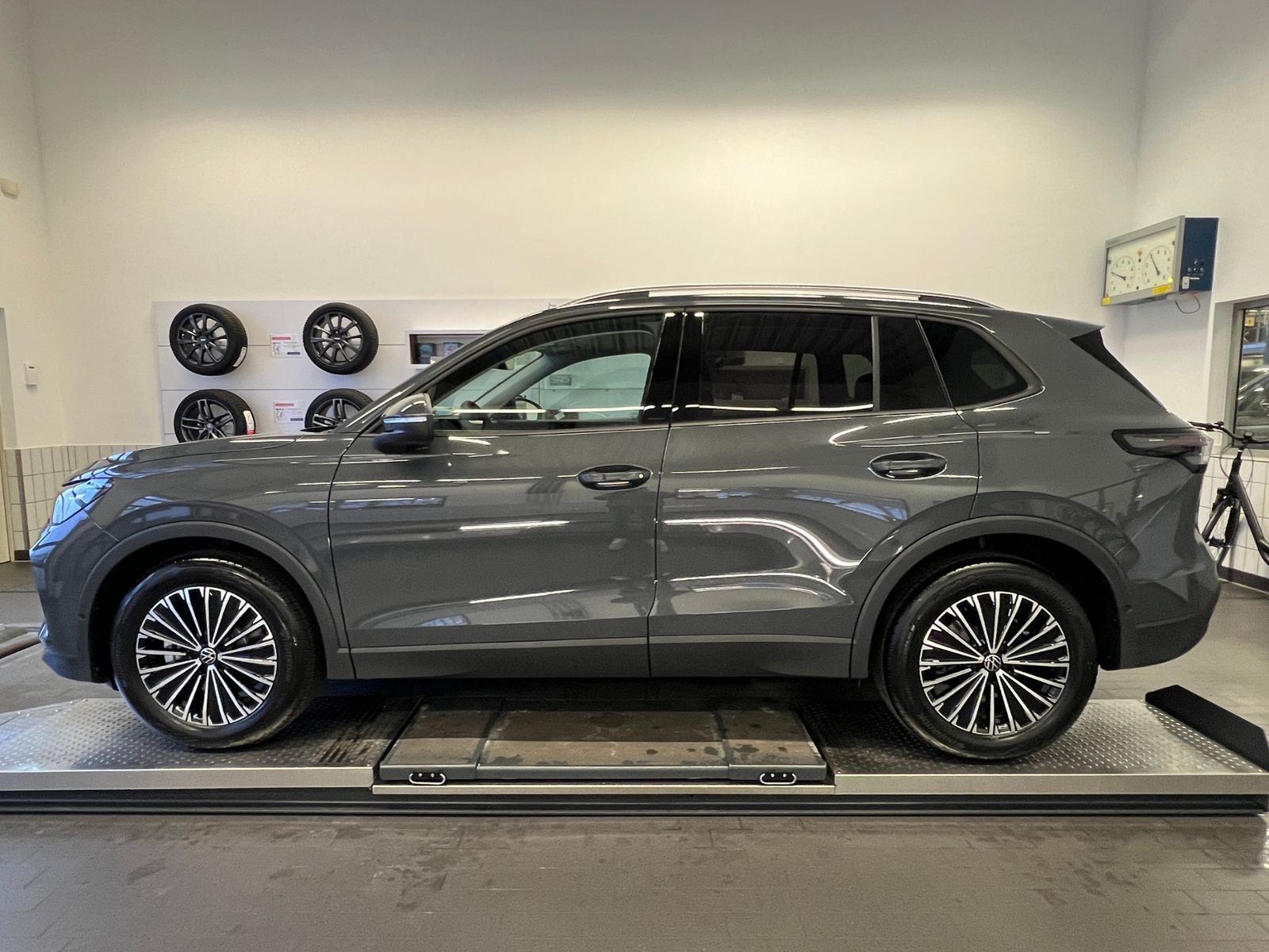 Fahrzeugabbildung Volkswagen Tiguan Life 2.0 TDI DSG *AHK, LED, Kamera, 18''-
