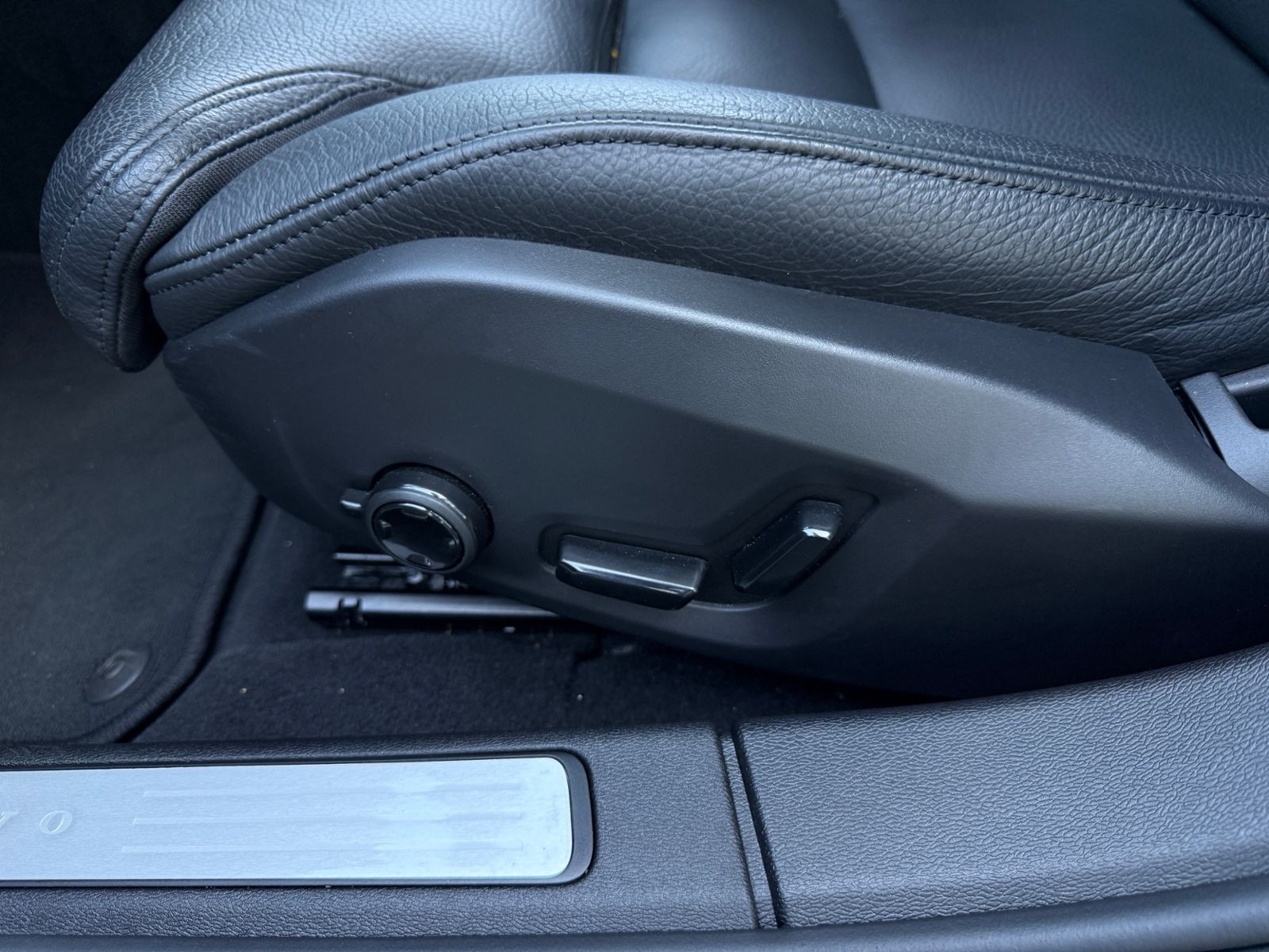 Fahrzeugabbildung Volvo S60 Lim. Plus Dark PANO H/K LED 20"