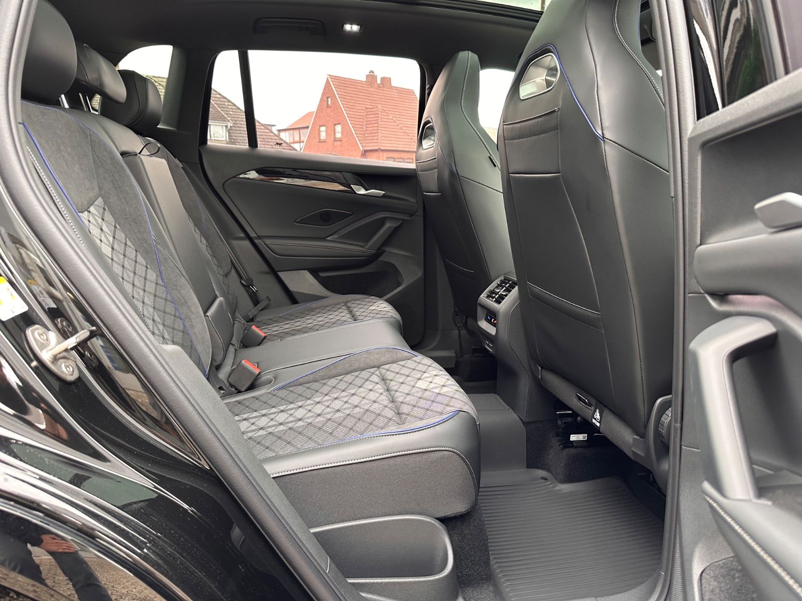 Fahrzeugabbildung Volkswagen Tiguan 2.0 TDI 4M R-Line AHK/Black/Pano/ACC/LED