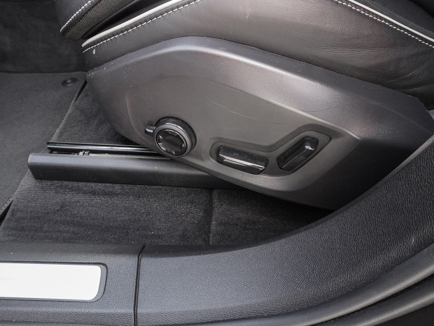 Volvo XC60 T6 AWD R-Design Plug-in Hybrid PANO HUD 360 foto 17