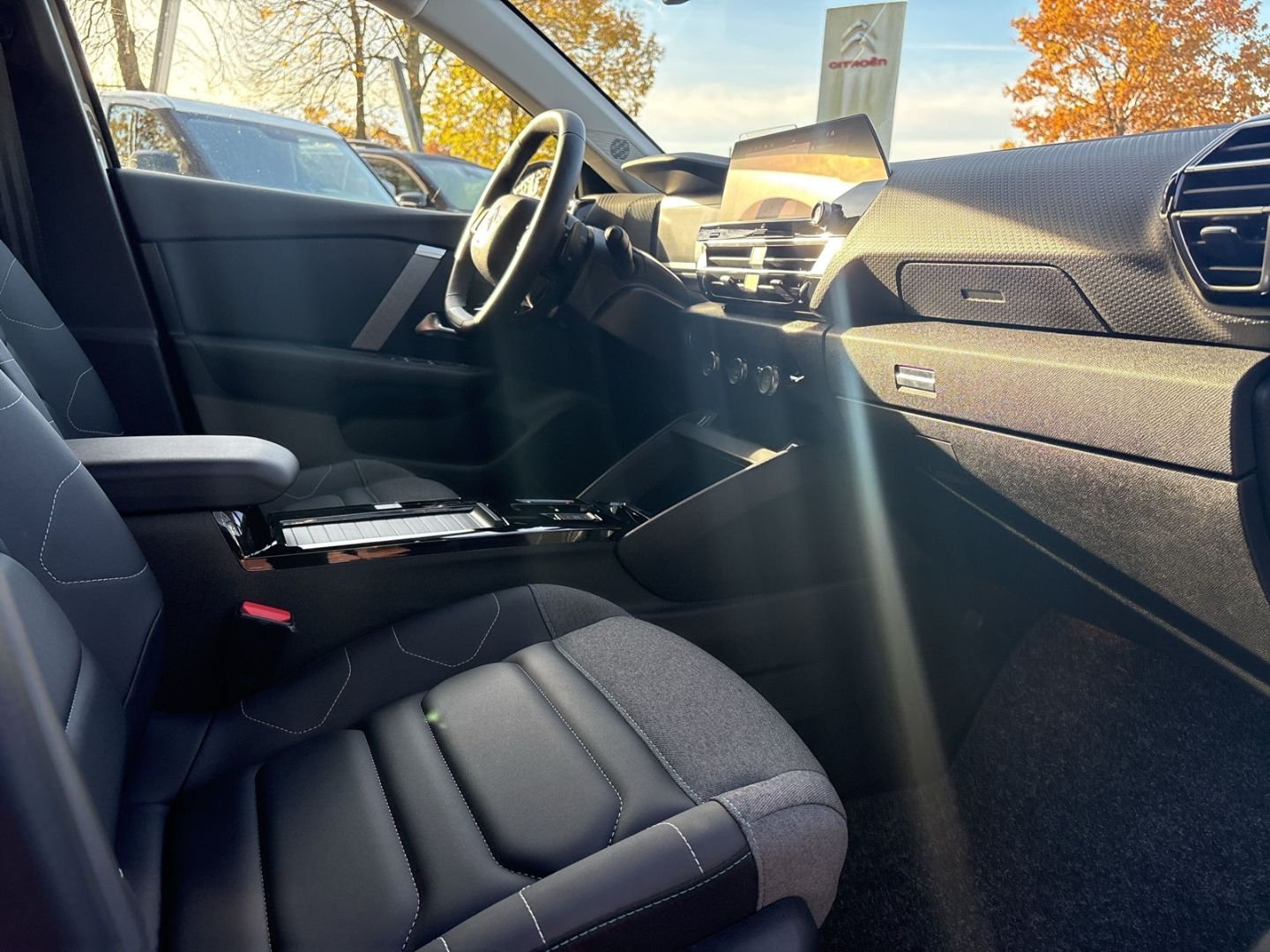 Fahrzeugabbildung Citroën C4 X PureTech 130 S&S EAT8 Shine HUD Navi Digita