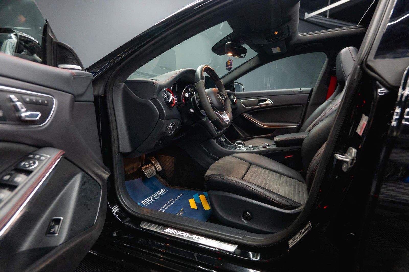 Fahrzeugabbildung Mercedes-Benz CLA 45 AMG 4Matic Performance Night *Pano*LED*