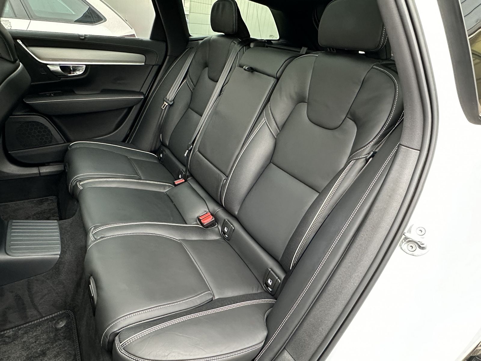 Fahrzeugabbildung Volvo V90 T6 Recharge AWD Plus Dark NAV+LED+AHK+PANORA