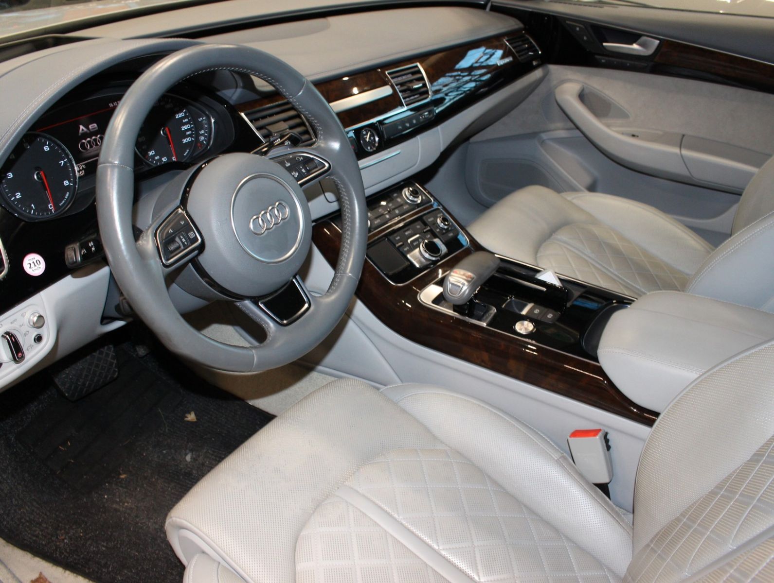 Fahrzeugabbildung Audi A8 4.0 TFSI tiptronic quattro*1.Hand Matrix-LED