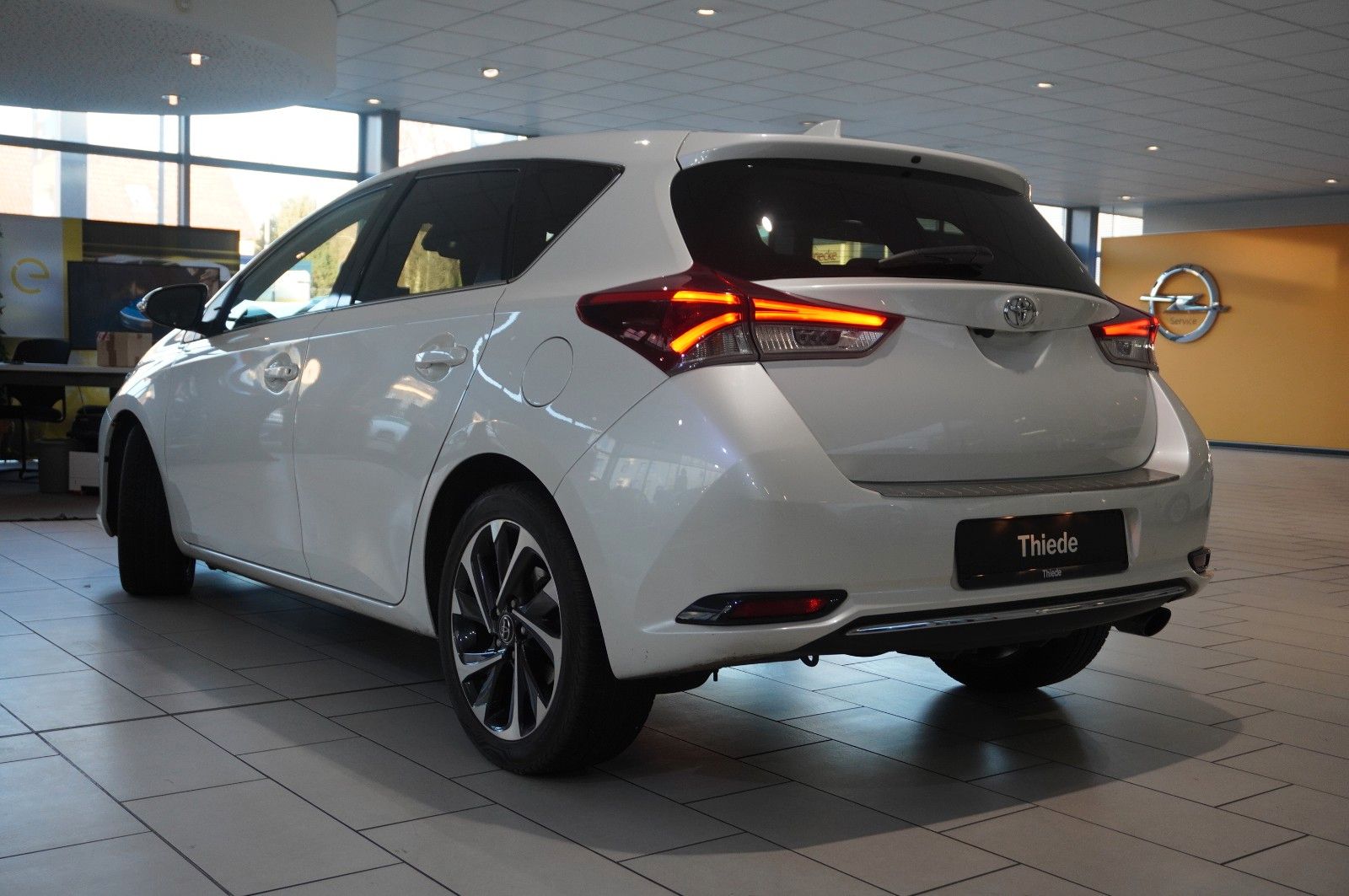 Fahrzeugabbildung Toyota Auris 1.2 LIM. DESIGN EDITION NAVI/LED/KAMERA/SH