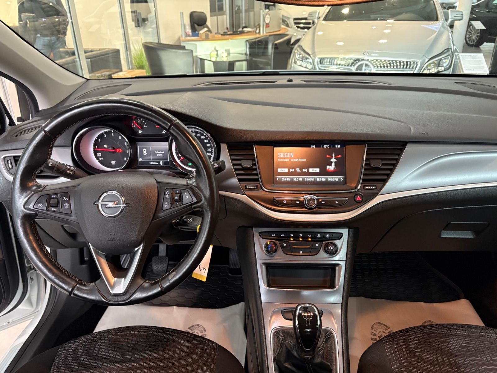 Fahrzeugabbildung Opel Astra K Lim. Active Sport *LED* SCHWARZ / WEIß*