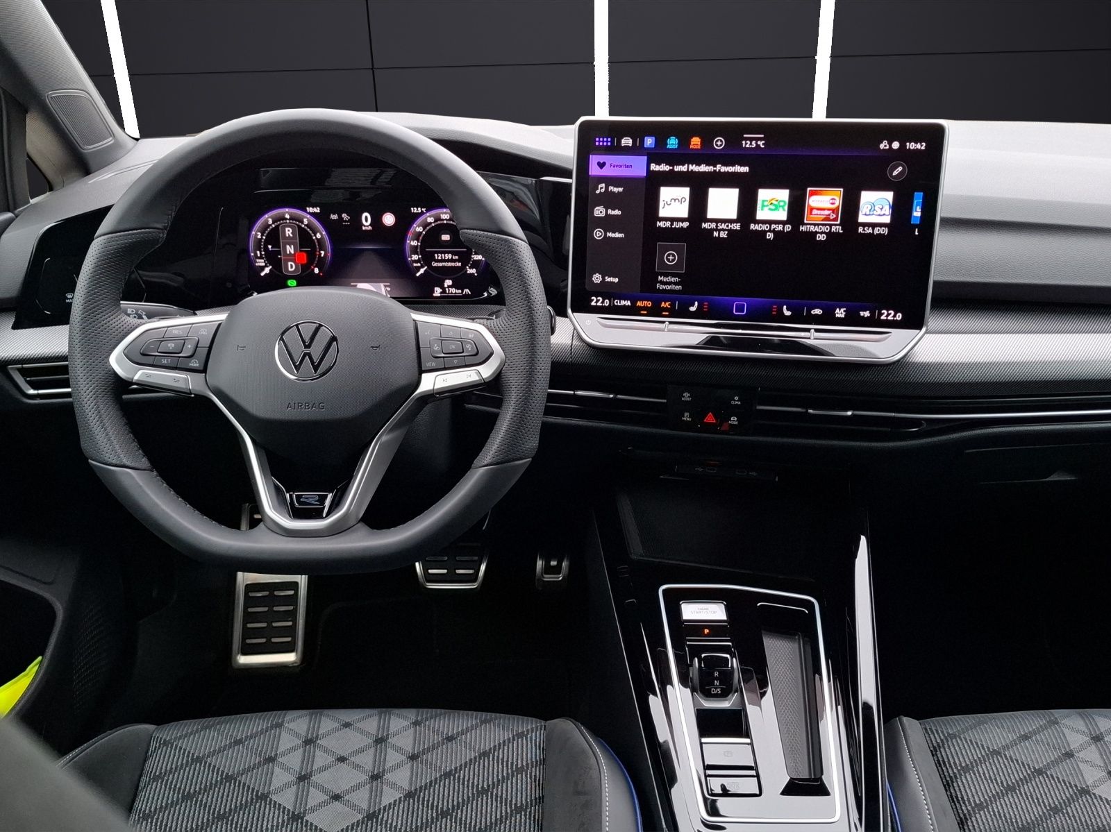 Fahrzeugabbildung Volkswagen Golf VIII Variant eTSI R-Line DSG LED Navi AID A