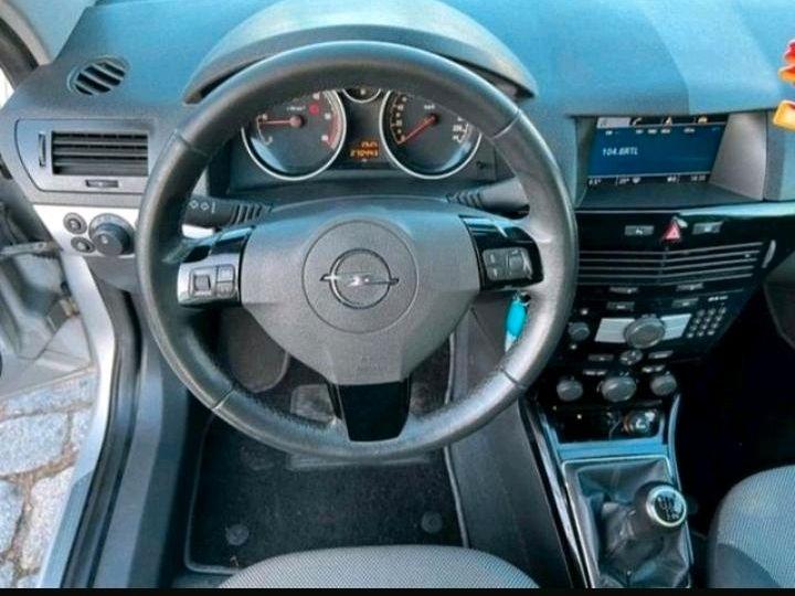 Opel Astra 2011 — photo 9