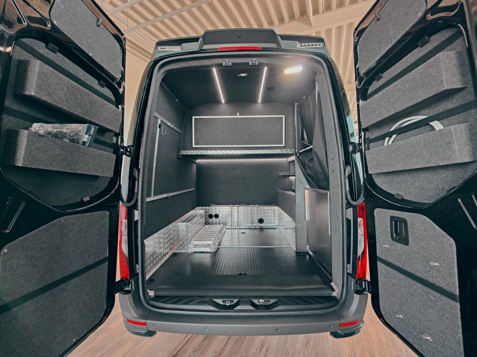 Fahrzeugabbildung Mercedes-Benz X-CROSSVAN  RWD #stealthcamper