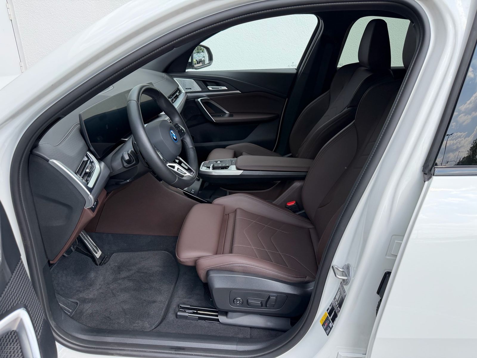 BMW iX2 - Bild 11