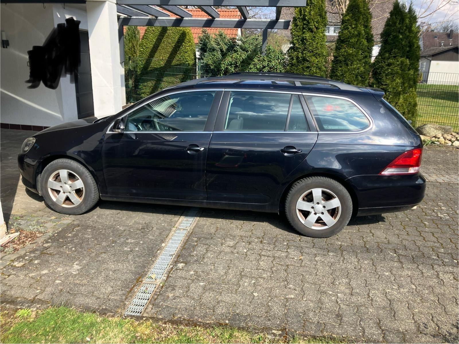 Volkswagen Golf 2012 — rear view