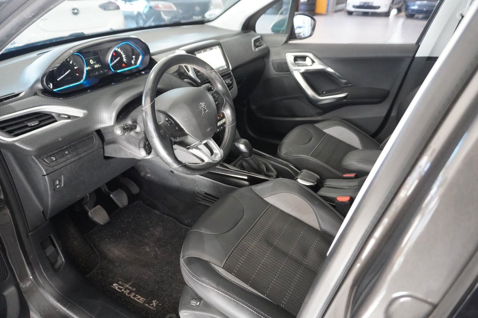 Fahrzeugabbildung Peugeot 2008 1.2 ALLURE NAVI/LED/KAMERA/SHZ/SPORT/TEMP.
