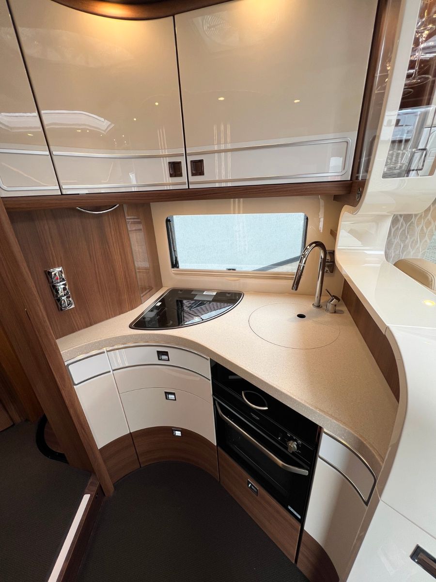 Fahrzeugabbildung Carthago Chic e-line I 50 LE DA Mercedes Sprinter Silver