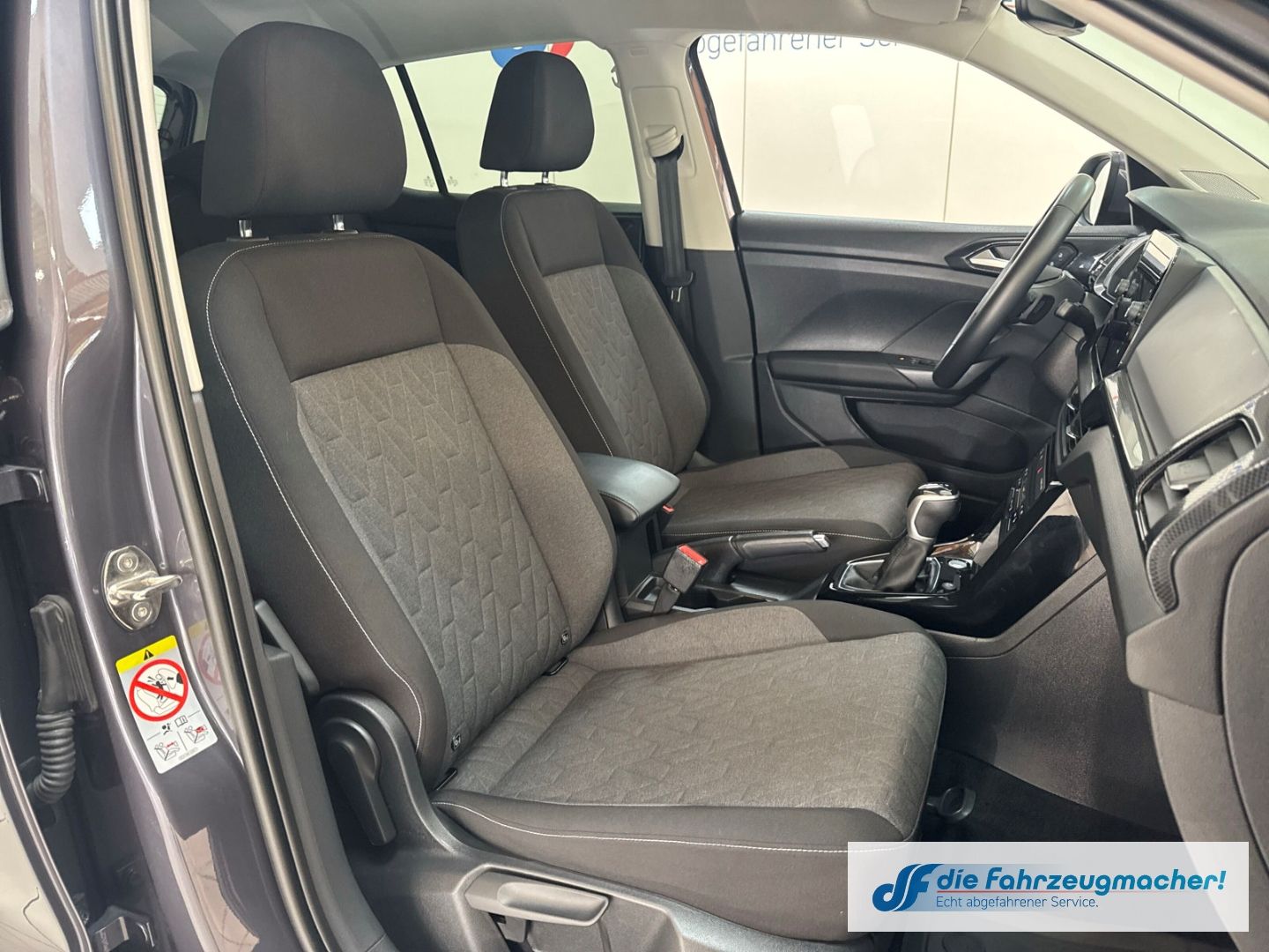Fahrzeugabbildung Volkswagen T-Cross 1.0 TSI 85 kW Life Digitales Cockpit LED