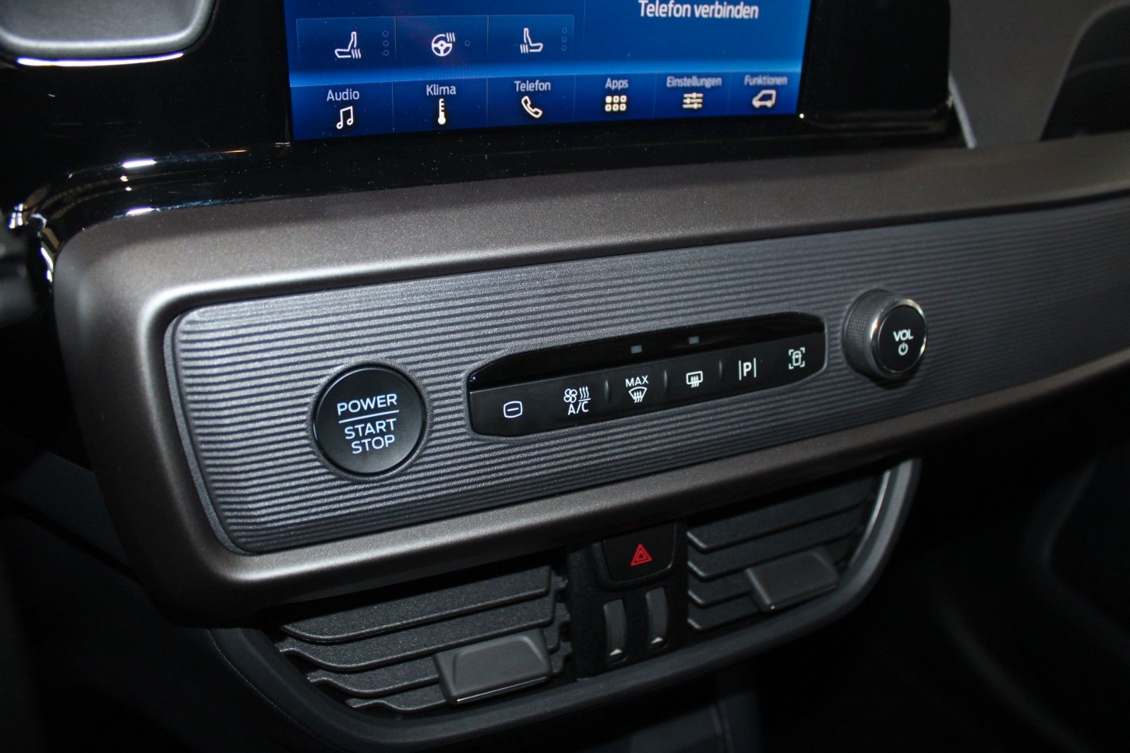 Fahrzeugabbildung Ford Tourneo Courier Titanium AHK Kamera WinterPaket2
