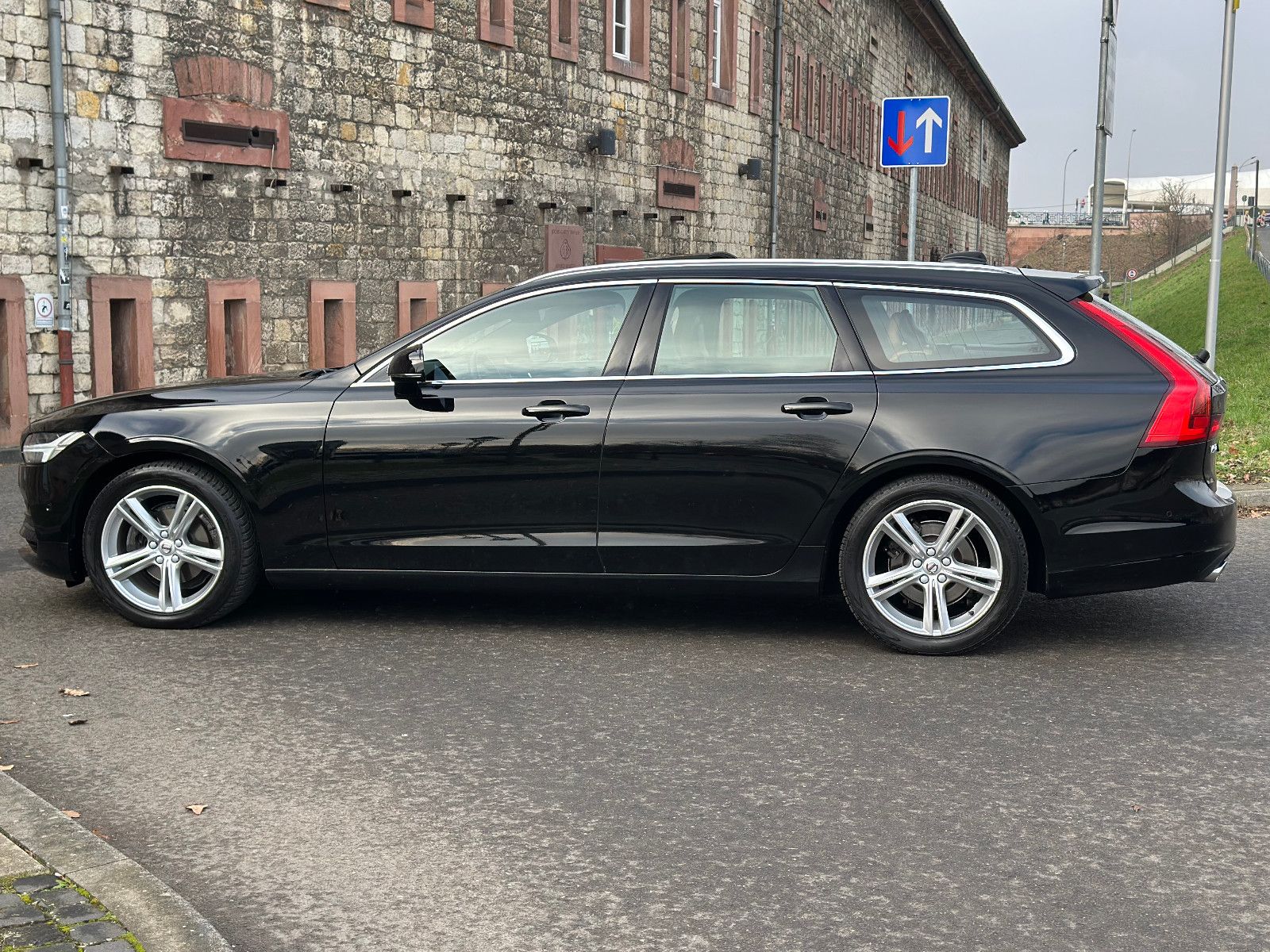 Fahrzeugabbildung Volvo V90 KOMBI GEARTRONIC MOMENTUM*PANO+LEDER*