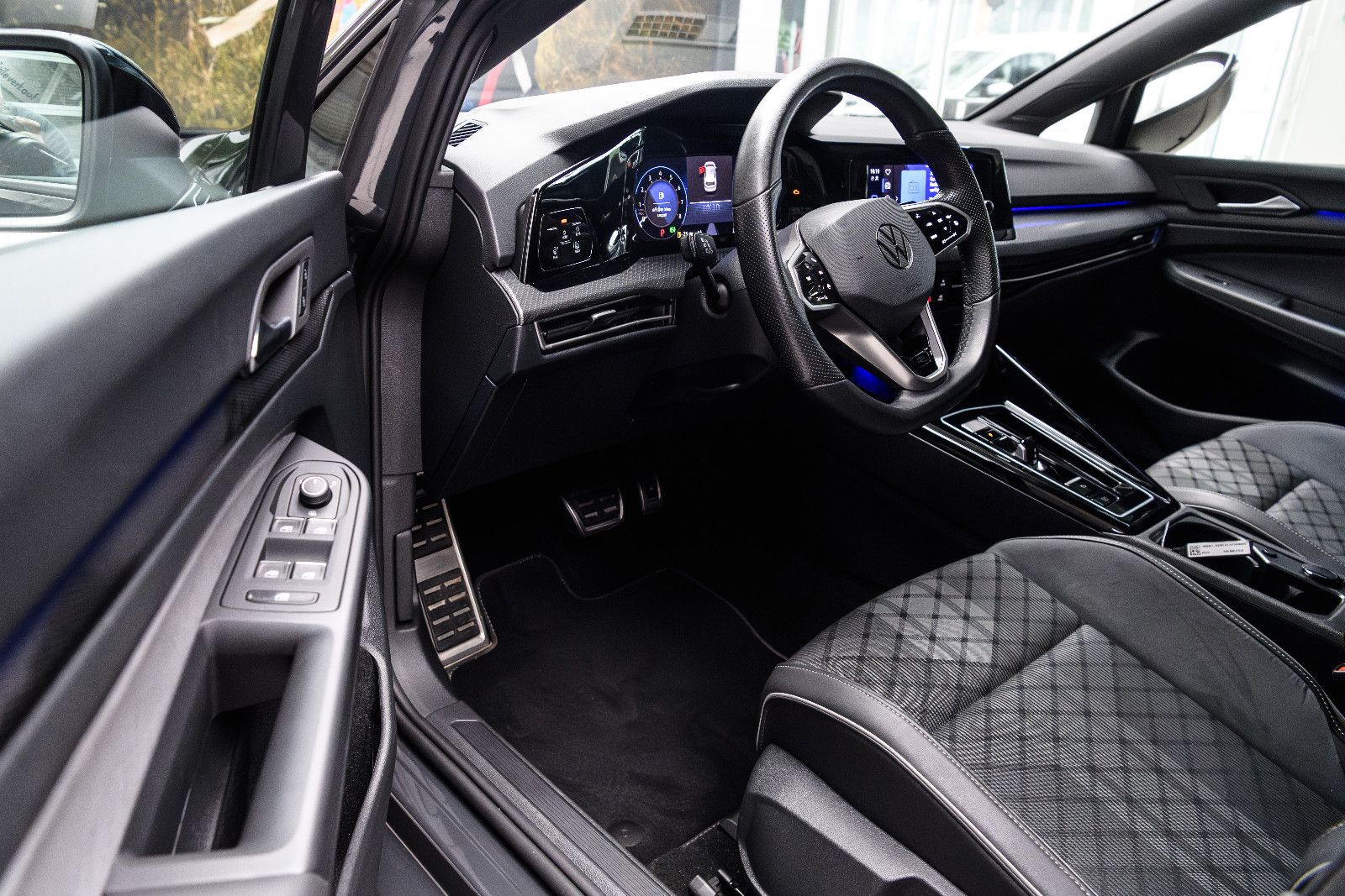 Fahrzeugabbildung Volkswagen Golf VIII R-Line 1.5 eTSI LED+APP+SHZ+18"