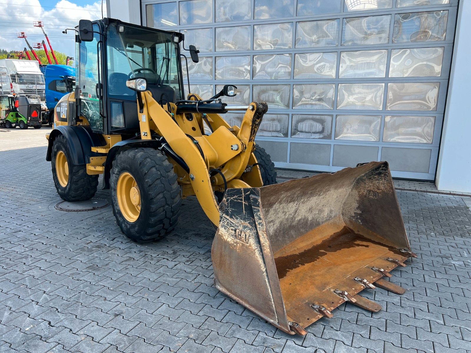 Fahrzeugabbildung CAT 908M / 2.644h / Gabel / Schaufel