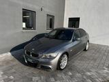BMW 3 Lim. 330i Automatik/Navi/Leder/M-Paket - BMW 330: M 330i Paket