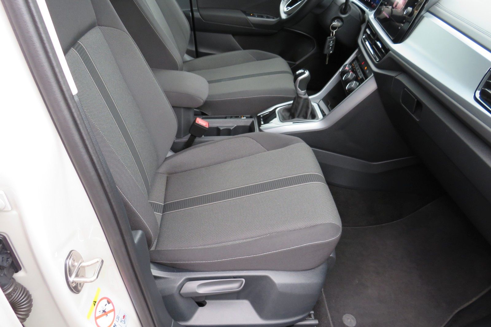 Fahrzeugabbildung Volkswagen T-Roc Life AHK ACC SITZH GJ NAVI APP 1.HD