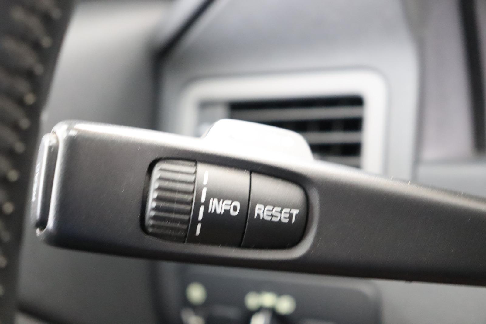 Volvo V70 2010 — photo 24