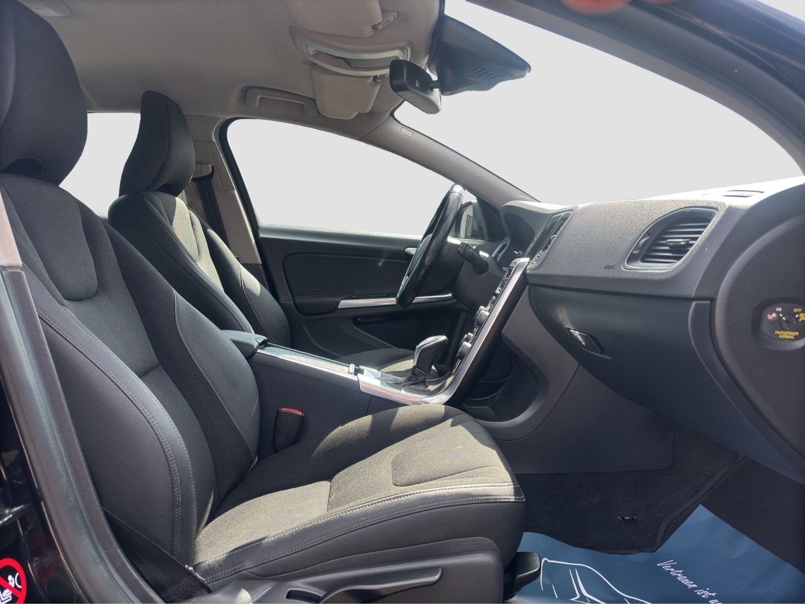 Fahrzeugabbildung Volvo V60 Kombi Momentum/Bi-Xen-./AHK/Temp./Navi/PDC