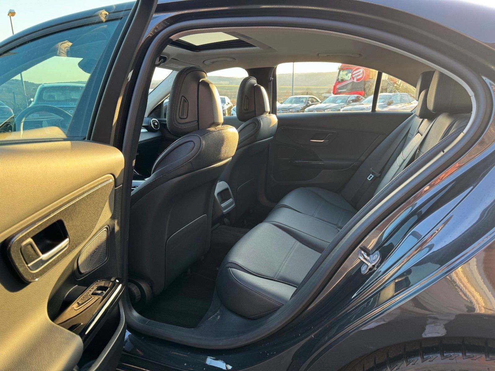 Fahrzeugabbildung Mercedes-Benz C 200 Limo+Leder+LED+Navi+DAB+ESD