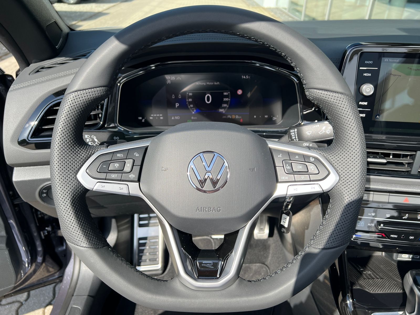Fahrzeugabbildung Volkswagen T-Roc Cabriolet  R-Line 1.5 TSI DSG *AHK, Black