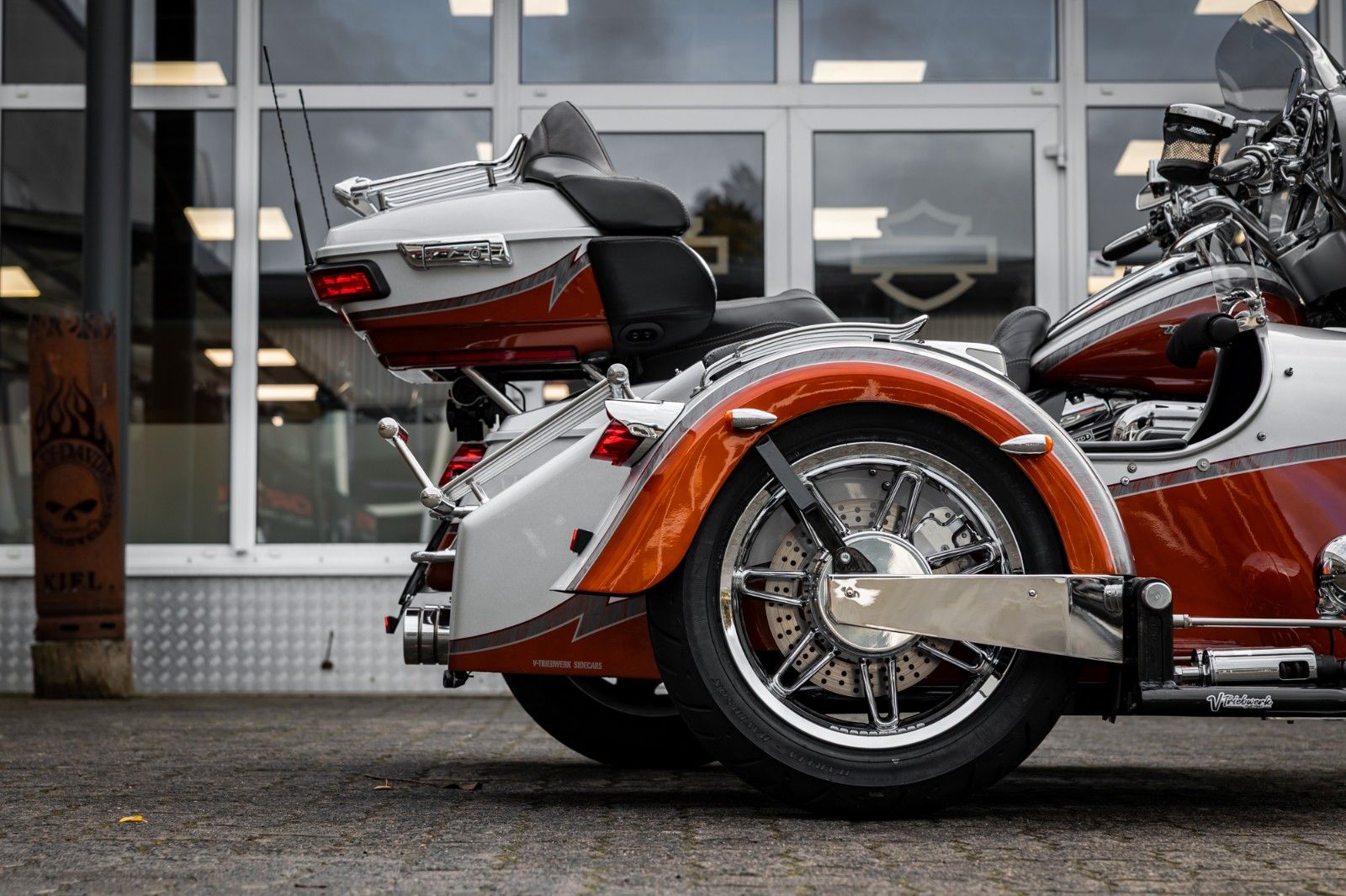 Fahrzeugabbildung Harley-Davidson FLHTKSE CVO E-Glide - V-Triebwerk Gespann