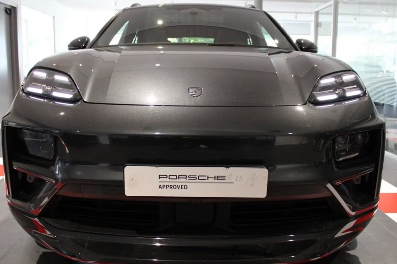 Porsche Macan Electric Turbo foto 2