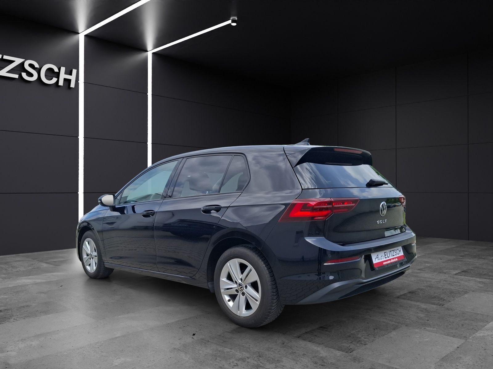 Fahrzeugabbildung Volkswagen Golf VIII TSI Life LED AHK STHZ ACC Navi Pano AI
